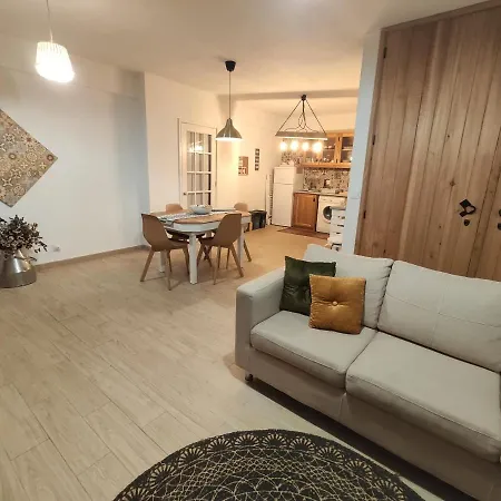 Basalto Negro Al Konukevi