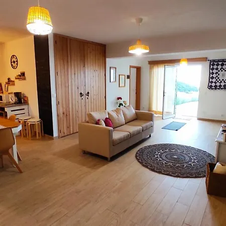 Basalto Negro Al Konukevi