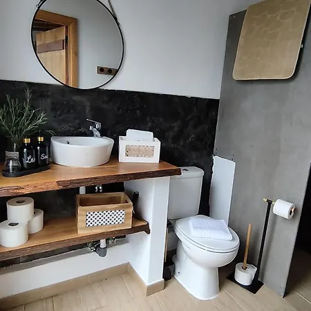 Konukevi Basalto Negro Al Angra do Heroísmo